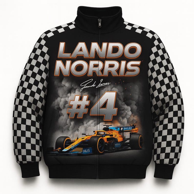 Puede incluir: Chaqueta negra con cremallera con el texto "LANDO NORRIS" y el n&uacute;mero "4". La chaqueta tiene un estampado de cuadros en las mangas y un gr&aacute;fico de un coche de carreras. La chaqueta es negra, naranja y azul.