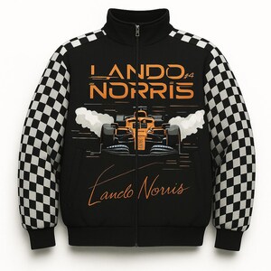 Puede incluir: Chaqueta negra con cremallera con un gr&aacute;fico de un coche de carreras y el texto "LANDO NORRIS #4". La chaqueta tiene mangas a cuadros y un cuello alto. El nombre "Lando Norris" est&aacute; escrito en cursiva.