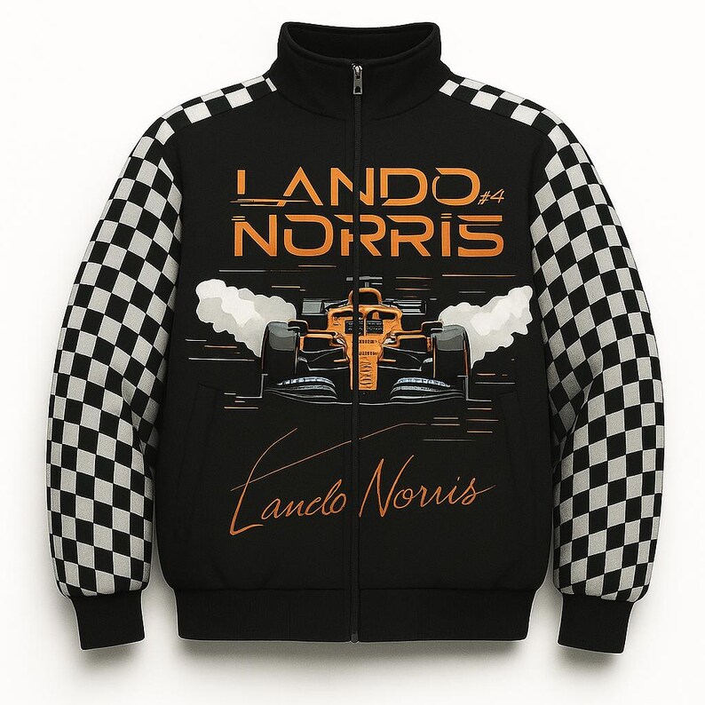 Puede incluir: Chaqueta negra con cremallera con un gr&aacute;fico de un coche de carreras y el texto "LANDO NORRIS #4". La chaqueta tiene mangas a cuadros y un cuello alto. El nombre "Lando Norris" est&aacute; escrito en cursiva.