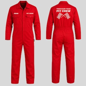 Op de afbeelding: Een felrode jumpsuit met lange mouwen, een kraag, knoopsluiting en twee borstzakken. Op de voorzijde staat de tekst JOHN en PIT CREW. De achterzijde bevat de tekst YOUR RACE TEAM PIT CREW met twee geblokte vlaggen in het wit.
