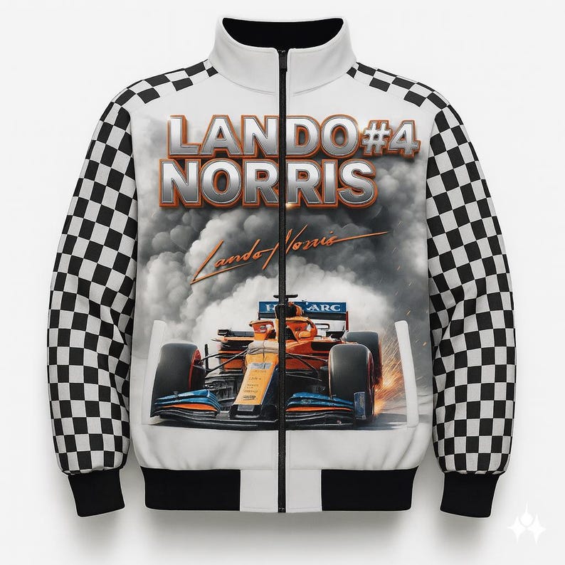 Puede incluir: Chaqueta blanca con cremallera con un dise&ntilde;o de coche de carreras de F&oacute;rmula 1. La chaqueta tiene mangas a cuadros en blanco y negro y el nombre "LANDO #4 NORRIS" impreso en la parte delantera, junto con una firma. El coche de carreras es naranja y azul.