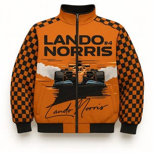 Puede incluir: Chaqueta naranja con cremallera con un gr&aacute;fico de coche de carreras de F&oacute;rmula 1 y el nombre "LANDO NORRIS #4". Las mangas tienen un patr&oacute;n de cuadros negros y naranjas. La chaqueta tiene cuello, pu&ntilde;os y dobladillo negros.