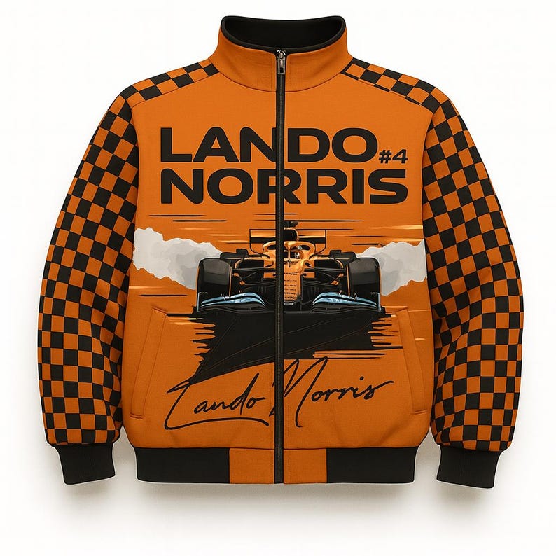 Puede incluir: Chaqueta naranja con cremallera con un gr&aacute;fico de coche de carreras de F&oacute;rmula 1 y el nombre "LANDO NORRIS #4". Las mangas tienen un patr&oacute;n de cuadros negros y naranjas. La chaqueta tiene cuello, pu&ntilde;os y dobladillo negros.