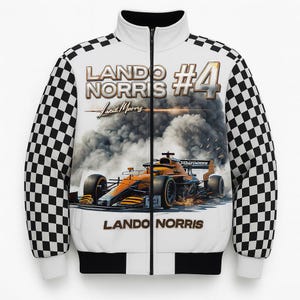 Puede incluir: Chaqueta blanca con cremallera con un dise&ntilde;o de coche de carreras de F&oacute;rmula 1 con el texto "LANDO NORRIS #4". La chaqueta tiene mangas a cuadros en blanco y negro y un cuello negro.