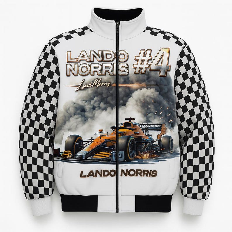 Puede incluir: Chaqueta blanca con cremallera con un dise&ntilde;o de coche de carreras de F&oacute;rmula 1 con el texto "LANDO NORRIS #4". La chaqueta tiene mangas a cuadros en blanco y negro y un cuello negro.