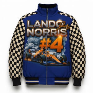 Puede incluir: Chaqueta azul con cremallera con un gr&aacute;fico de coche de carreras y el nombre "LANDO NORRIS #4". Las mangas tienen un patr&oacute;n de cuadros negros y beige. La chaqueta tiene cuello y pu&ntilde;os negros.