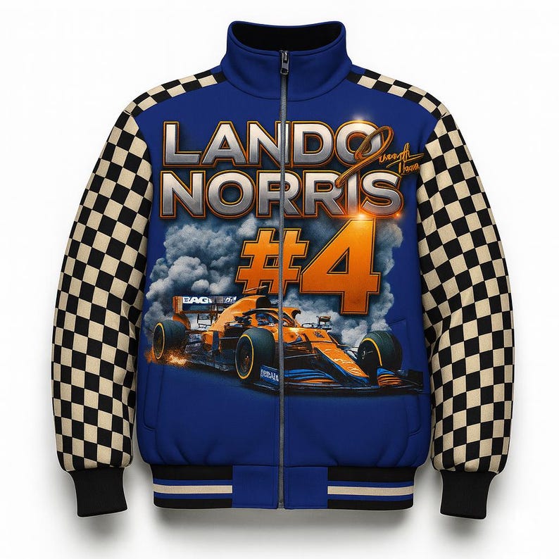 Puede incluir: Chaqueta azul con cremallera con un gr&aacute;fico de coche de carreras y el nombre "LANDO NORRIS #4". Las mangas tienen un patr&oacute;n de cuadros negros y beige. La chaqueta tiene cuello y pu&ntilde;os negros.