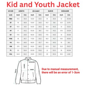 Puede incluir: Tabla de tallas para una chaqueta infantil y juvenil, con medidas en pulgadas y cent&iacute;metros. La tabla incluye tallas de 18M a YXL, detallando las dimensiones de largo, pecho, manga y hombro. Tambi&eacute;n se incluye un diagrama de la chaqueta.