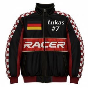 Puede incluir: Chaqueta de carreras negra con detalles a cuadros rojos y blancos en los hombros. La chaqueta presenta el nombre "Lukas" y el número "7" en blanco, junto con la palabra "RACER" en letras rojas. Un parche de la bandera alemana está en el pecho.