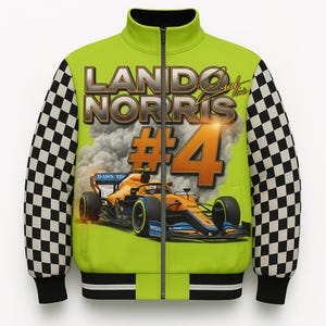 Puede incluir: Chaqueta con cremallera verde ne&oacute;n con un dise&ntilde;o de coche de carreras y el texto "LANDO NORRIS #4". La chaqueta tiene mangas a cuadros en blanco y negro y cuello y ribete negros.