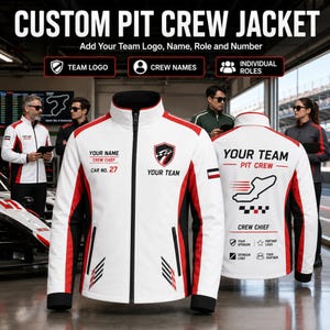 Puede incluir: Una chaqueta de equipo de boxes personalizada en blanco, rojo y negro con cuello alto y cremallera completa. El frente muestra texto que incluye YOUR NAME, CREW CHIEF y CAR NO. 27. La espalda presenta YOUR TEAM, PIT CREW y un gráfico de pista.