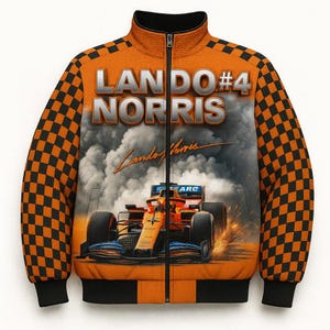 Puede incluir: Chaqueta naranja y negra con cremallera, con un coche de F&oacute;rmula 1 y el nombre "Lando Norris #4". La chaqueta tiene mangas a cuadros, cuello y pu&ntilde;os negros, y un fondo ahumado con chispas.