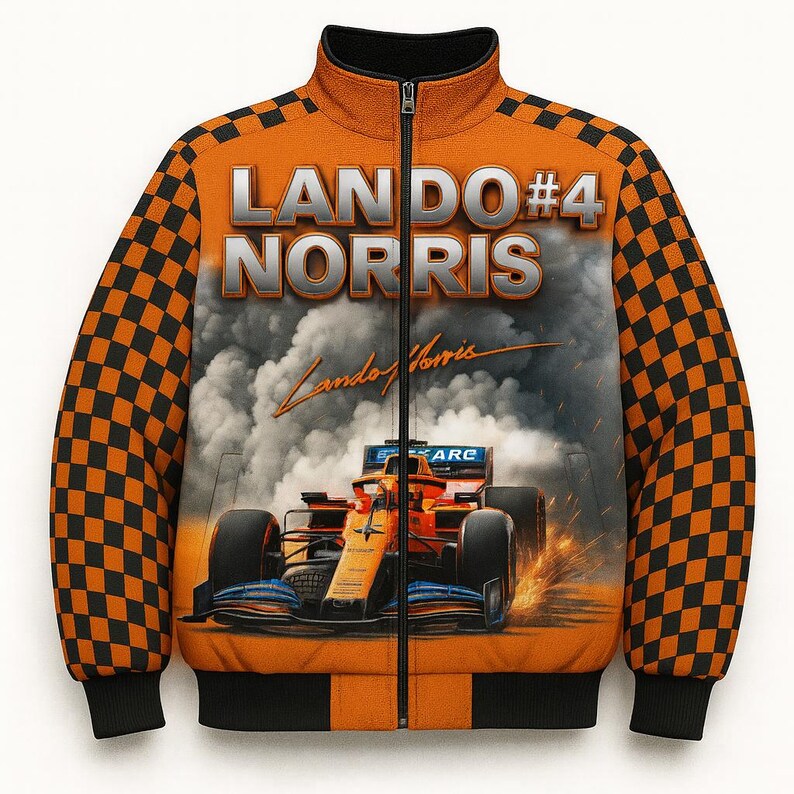 Puede incluir: Chaqueta naranja y negra con cremallera, con un coche de F&oacute;rmula 1 y el nombre "Lando Norris #4". La chaqueta tiene mangas a cuadros, cuello y pu&ntilde;os negros, y un fondo ahumado con chispas.
