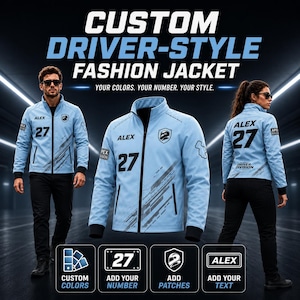Puede incluir: Una chaqueta de estilo piloto azul claro con el nombre ALEX, el número 27 y un emblema de casco. La chaqueta tiene bordes negros, una cremallera completa y detalles geométricos grises. El texto en la imagen dice CUSTOM DRIVER-STYLE FASHION JACKET, YOUR COLORS. YOUR NUMBER. YOUR STYLE., CUSTOM COLORS, ADD YOUR NUMBER, ADD PATCHES y ADD YOUR TEXT.