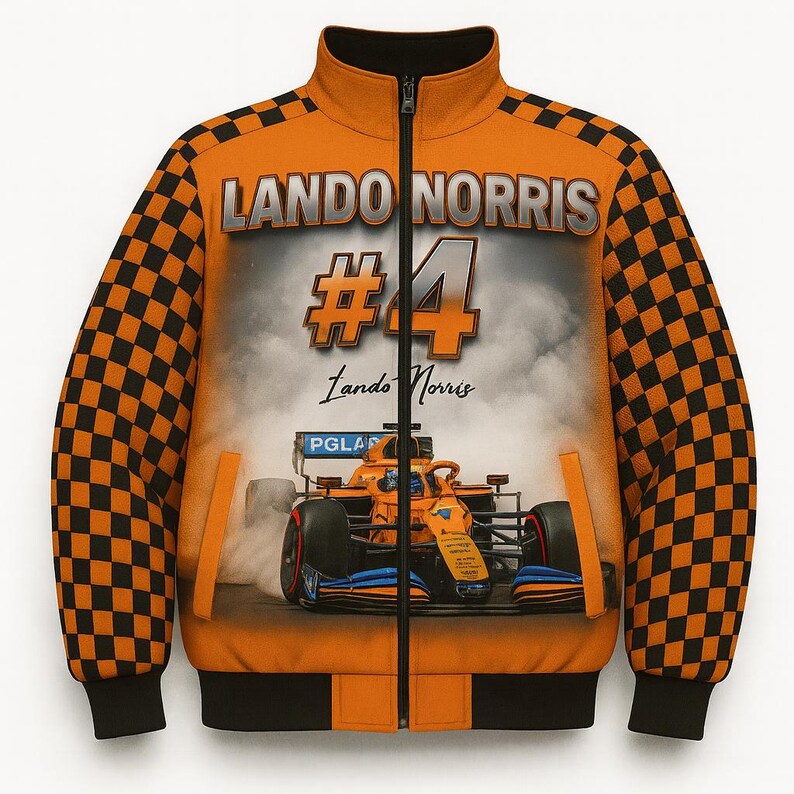 Puede incluir: Chaqueta naranja y negra con cremallera y dise&ntilde;o de coche de carreras. La chaqueta tiene mangas a cuadros y el nombre "LANDO NORRIS" encima del n&uacute;mero "4". Las palabras "Lando Norris" tambi&eacute;n est&aacute;n impresas en la chaqueta.