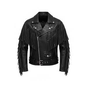 Op de afbeelding: Zwarte leren jas met franjes op de mouwen. De jas heeft een asymmetrische ritssluiting, een reverskraag en een riem in de taille. Zilverkleurige hardware accentueert het ontwerp. Een stijlvol kledingstuk.