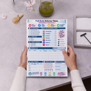 Pode incluir: Uma folha de papel de rastreador de exerc&iacute;cios de Pilates Full Body Reformer com detalhes em azul, rosa e amarelo. O documento inclui se&ccedil;&otilde;es para metas de condicionamento f&iacute;sico, rastreamento de exerc&iacute;cios, registro de treino e progresso.