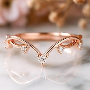 Élégante bague en diamant à chevrons en V en or rose, bague délicate à superposer pour femme, anneau incurvé de créateur d'inspiration vintage, cadeau de bijoux de mariée minimaliste