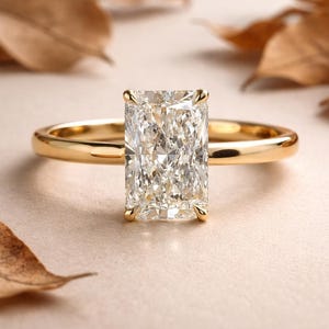 Könnte beinhalten: Handgefertigtes Holzschild mit dem Wort "Welcome" in verspielter Schrift. Das Schild ist weiß lackiert mit einem Used-Look und zeigt ein Blumenmuster in Rosa- und Grüntönen. Es ist etwa 30 cm breit.