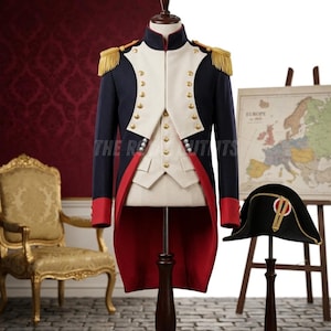 Peut inclure: Une veste de style militaire bleu marine avec des détails dorés, une bordure rouge et des épaulettes dorées. La veste est associée à un gilet blanc et un chapeau bicorne noir. Le texte "THE ROYAL SUITS" est visible.