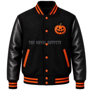 Peut inclure: Une veste universitaire noire avec des manches longues noires, des poignets, un col et un ourlet côtelés à rayures orange. L'avant présente des boutons-pression orange, deux poches latérales à bordure orange et une citrouille brodée.