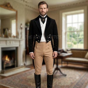 Può includere: Una giacca a coda in velluto nero con bottoni argentati, un gilet bianco a doppio petto, una cravatta nera con una spilla dorata e pantaloni color cuoio. L'insieme è completato da stivali neri alti fino al ginocchio, dall'aspetto formale.