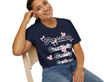 ピンクのリボン柄Tシャツ｜リボンが散りばめられた白いシャツ｜女の子｜バレンタインデー｜ギフトアイデア