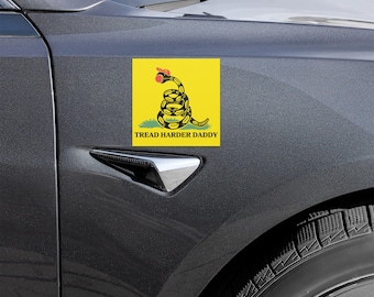 Imán para coche "Tread Harder Daddy" / Imán divertido de sátira política / Parodia de Gadsden / Regalo de humor liberal