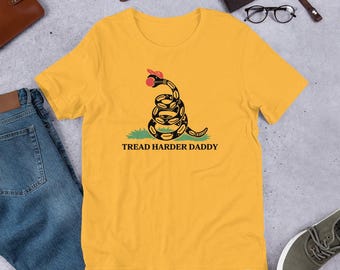 Pisa más fuerte, papá, divertida parodia de la bandera de Gadsden, camiseta política satírica