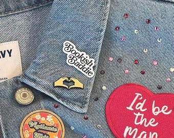 Broche de esmalte Bookish Baddie: presente para amantes de livros em preto e branco fosco