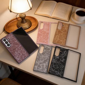 Könnte beinhalten: Eine Auswahl an Handyhüllen in verschiedenen Farben, darunter Lila, Rosa, Beige, Grau und Schwarz. Jede Hülle hat ein Leopardenmuster. Die Hüllen sind offen und geschlossen, um das Design des Telefons zu zeigen.