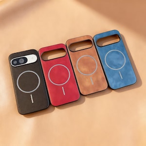 Puede incluir: Cuatro fundas de teléfono de cuero en negro, rojo, marrón y azul. Cada funda tiene un diseño circular con una línea vertical en la parte inferior. La funda negra tiene un recorte para la cámara. Las fundas están diseñadas para carga inalámbrica.