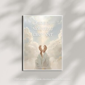 Peut inclure: Une impression encadrée avec le texte "GUIDE DU NOUVEAU CROYANT" sur une image de mains tendues vers le haut. Le fond représente un ciel nuageux avec une lumière vive. L'impression est un téléchargement PDF.
