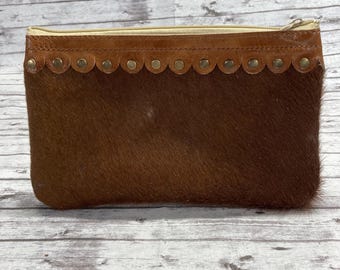 Bolso de mano de piel de vacuno con pelo: bolso de piel rústica con tachuelas de latón.