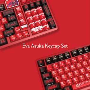 Puede incluir: Juego de teclas Eva Asuka rojas y negras. Las teclas presentan caracteres y símbolos japoneses, con una combinación de colores rojo y negro. El teclado es un diseño personalizado con una disposición única.