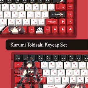 Puede incluir: Un juego de teclas Kurumi Tokisaki rojas y blancas. Las teclas del teclado presentan caracteres japoneses e ilustraciones de personajes de anime. El juego incluye una variedad de tamaños y formas de teclas.