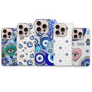 Puede incluir: Cinco fundas para smartphone con varios diseños, incluyendo símbolos de ojo turco azul, manos de hamsa, patrones florales y un corazón rosa con un ojo. Una funda muestra el número 888 en texto azul oscuro. Cada funda tiene un recorte para la cámara.