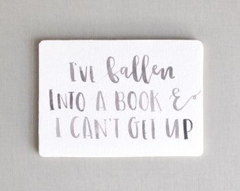 Aimant en bois « Tombé dans un livre » Script pinceau aquarelle
