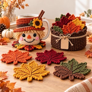 Puede incluir: Una funda de ganchillo para taza con forma de espantapájaros y un girasol, una cesta de ganchillo marrón llena de posavasos con forma de hojas de colores, y cuatro posavasos adicionales en naranja, rojo, amarillo y verde, con texturas tejidas.