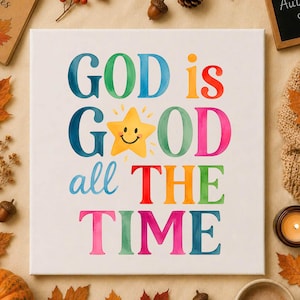 Peut inclure: Une toile murale carrée blanche avec le texte coloré "GOD is GOOD all THE TIME" écrit en lettres style aquarelle bleu, vert, jaune, orange, rouge et rose, incluant une étoile jaune souriante remplaçant la lettre O dans le mot GOOD.