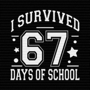Op de afbeelding: Zwart grafisch ontwerp met witte tekst: "I SURVIVED 67 DAYS OF SCHOOL". De tekst is vetgedrukt en gebruikt een lettertype in collegestijl, met sterren en stippen als designelementen.