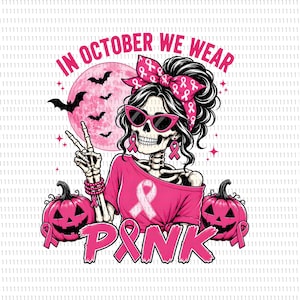 Puede incluir: Una ilustración gráfica de un esqueleto con una camiseta rosa con un lazo de concienciación sobre el cáncer de mama, gafas de sol rosas y un lazo a juego. El texto dice IN OCTOBER WE WEAR PINK, rodeado de una luna rosa, murciélagos y calabazas.