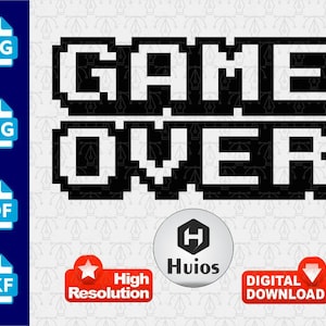 Pode incluir: Um design digital em preto e branco com o texto "GAME OVER" em uma fonte pixelizada. A imagem inclui ícones de tipo de arquivo para os formatos SVG, PNG, PDF e DXF. Existem também emblemas para "Alta Resolução" e "DOWNLOAD DIGITAL".