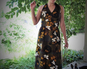 SALE 1960s 70s halter DRESS maxi floral daisies open black fitted vintage // size S / M