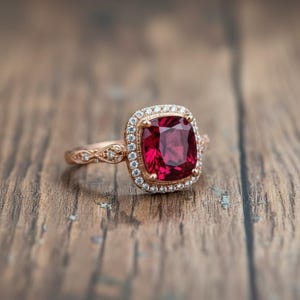 Kuddslipad rubinring med moissanitdetaljer | Roséguldpläterade brudsmycken | Löftesring.