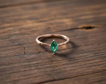 Zierliche Rose Gold plattierte Marquise Smaragd Ring | Handgemachte Stapelbare Ringe für Frauen.
