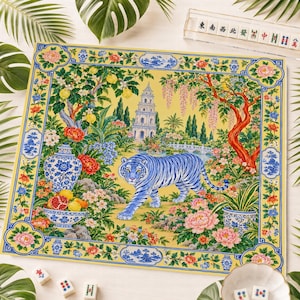 Könnte beinhalten: Ein quadratischer dekorativer Druck mit einem blauen Tiger, der durch einen gelben Garten mit einer Pagode, blau-weißen Porzellanvasen und bunten Blumen läuft. Der Rand zeigt florale Muster und kleine blau-weiße Vasen.