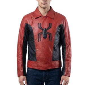 Puede incluir: Chaqueta de cuero roja y negra con un emblema de ara&ntilde;a negro en el pecho. La chaqueta tiene una botonadura frontal y un cuello. Las mangas son largas y la chaqueta parece ser de cuero.