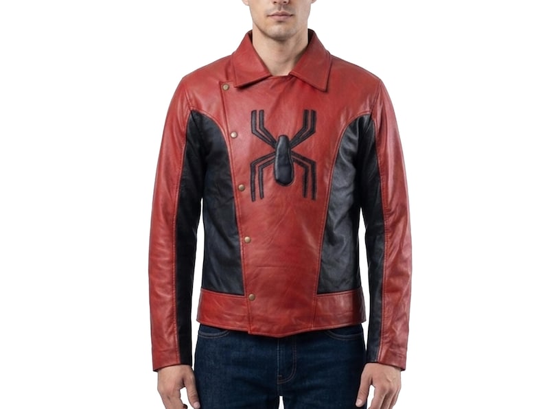 Puede incluir: Chaqueta de cuero roja y negra con un emblema de ara&ntilde;a negro en el pecho. La chaqueta tiene una botonadura frontal y un cuello. Las mangas son largas y la chaqueta parece ser de cuero.