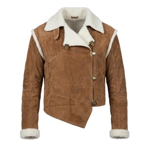 Könnte beinhalten: Braune Wildlederjacke mit weißem Shearling-Kragen und -Besatz. Die Jacke hat ein einzigartiges asymmetrisches Design mit Knopfverschluss und goldfarbener Hardware. Die Manschetten sind mit weißem Shearling besetzt.